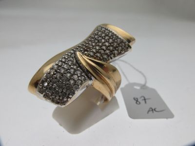 une photo d'une bague en or et en argent sertie de diamants noirs et blancs