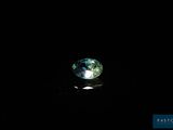 gros plan d'un diamant vert sur une surface noire