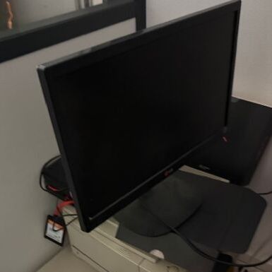 un écran d'ordinateur posé sur un bureau d'ordinateur