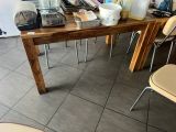 une table sur laquelle sont posés tout un tas de plats