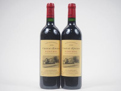 deux bouteilles de vin posées l'une à côté de l'autre sur une table