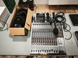 une table sur laquelle sont posés tout un tas d'appareils électroniques