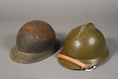 FRANCE. CASQUES 1926, vert, de fabrication privée à visière …