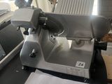 une machine posée sur le comptoir d'une cuisine
