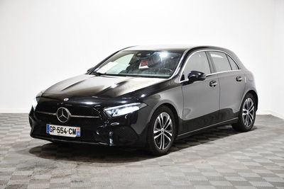 la mercedes cla est garée sur un sol en damier