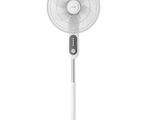 une image représentant un ventilateur blanc posé sur un pied, sur fond blanc
