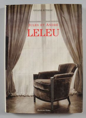 un livre sur lequel figure l'image d'une chaise devant une fenêtre