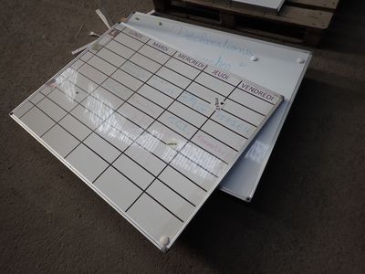 un morceau de papier posé par terre à côté d'une palette