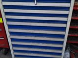une armoire à outils bleue et blanche dans un garage