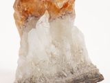 un cristal posé sur un morceau de roche, sur une surface blanche