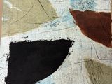 une photo d'une œuvre d'art posée sur une table