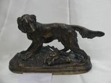 statue en bronze d'un chien sur un rocher sur fond blanc