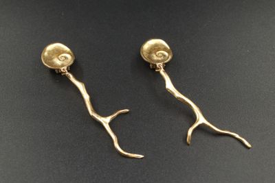 une paire de boucles d'oreilles plaquées or représentant une branche
