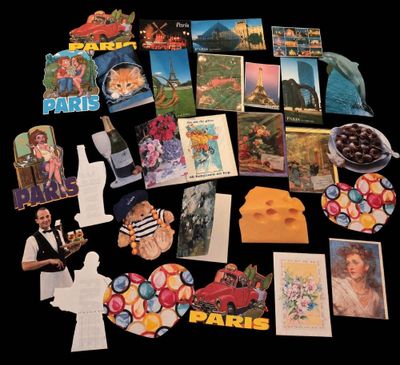 de nombreuses cartes et cartes postales disposées sur une table