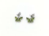 une paire de boucles d'oreilles en péridot vert sur fond blanc