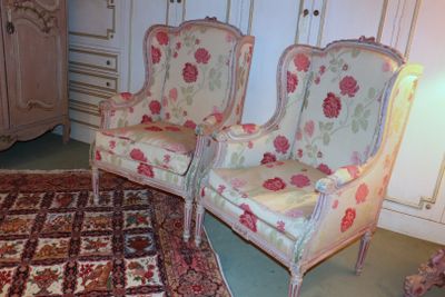 two chairs that are sitting next to each other in a room
