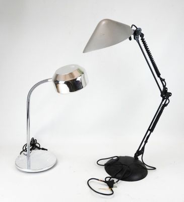 une lampe posée sur une table à côté d'une souris d'ordinateur