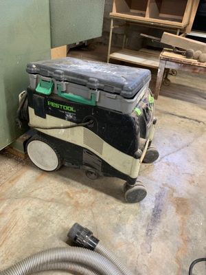 une photo d'une pièce dans laquelle se trouve un aspirateur