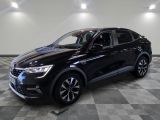 un 4x4 noir garé sur un sol en damier dans un garage