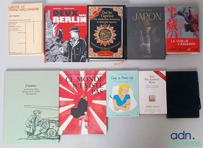de nombreux livres qui se trouvent ensemble sur la table