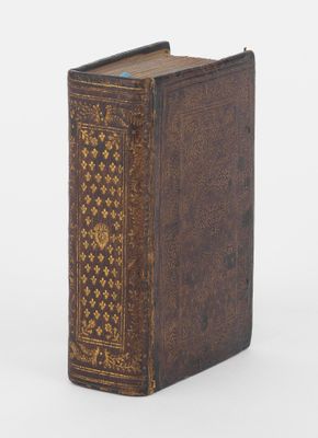 un vieux livre posé sur une surface blanche