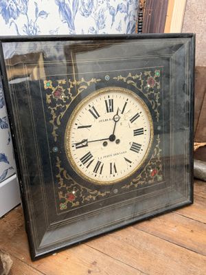 la photo d'une photo d'une horloge posée par terre
