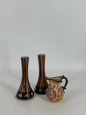 deux vases posés l'un à côté de l'autre sur une surface blanche