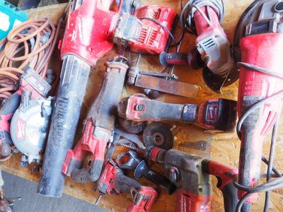 un grand nombre d'outils posés sur une table