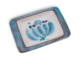 une assiette bleue et blanche ornée d'un motif floral