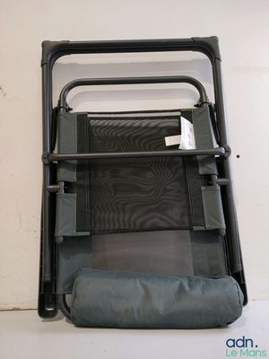 une chaise noire avec une assise grise et une couverture grise