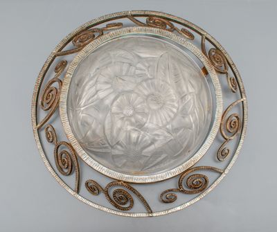 une image représentant une assiette en argent ornée d'un motif circulaire