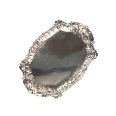 un plateau en argent sur lequel est posé un miroir
