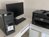 un bureau d'ordinateur sur lequel est posée une imprimante