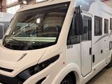 une photo d'un camping-car blanc garé dans un garage