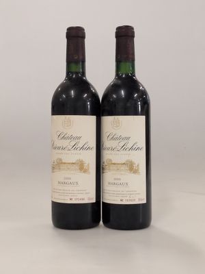 deux bouteilles de vin rouge posées sur une table blanche