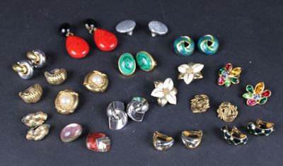 de nombreux types de boucles d'oreilles et de bagues posés sur la table