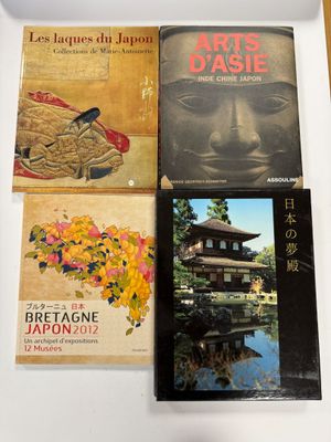trois livres sont posés sur une table les uns à côté des autres