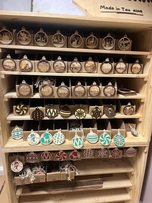 une vitrine en bois sur laquelle sont exposés de nombreux objets variés