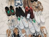 de nombreuses paires de chaussures qui traînent par terre