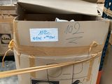 une boîte en carton sur laquelle est collé un autocollant, posée dans un magasin