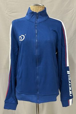 une veste bleue pour femme, avec une bande blanche et rouge sur le côté
