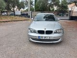une voiture argentée garée dans un parking