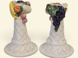 deux vases blancs ornés de fruits, sur fond blanc
