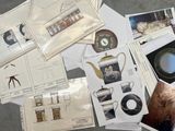 beaucoup de photos et de cartes postales par terre