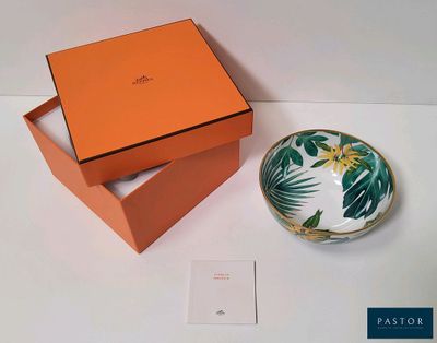 une boîte orange contenant un petit bol, posée sur une table