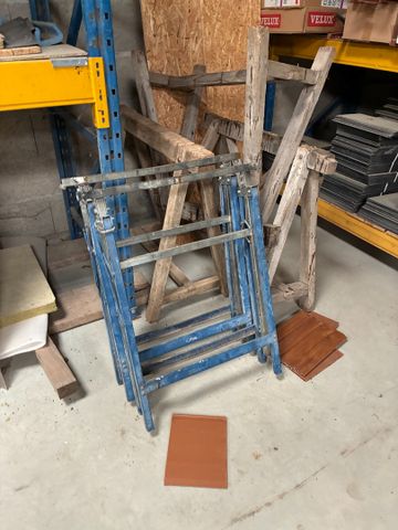Deux tréteaux pliants, trois tréteaux bois