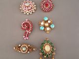 un ensemble de cinq broches de couleurs différentes posées sur une table