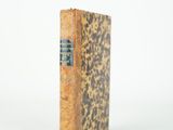une image représentant un livre posé sur une surface blanche