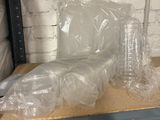 beaucoup de sacs en plastique posés sur une étagère dans une pièce