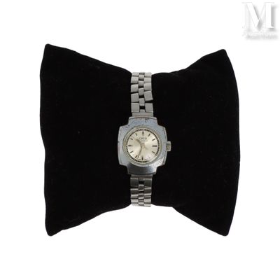 une montre posée sur un coussin noir